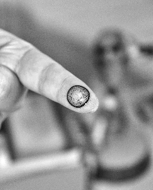 網傳美瞳片熔化致盲 經實驗證明傳言不靠譜