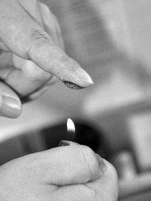 網傳美瞳片熔化致盲 經實驗證明傳言不靠譜