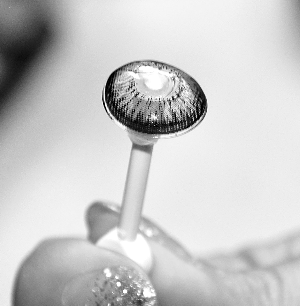 網傳美瞳片熔化致盲 經實驗證明傳言不靠譜