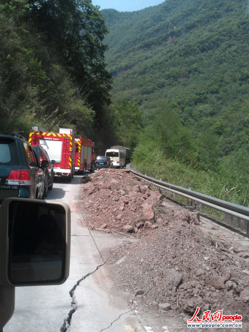 組圖：成都軍區“鐵拳師”開赴災區