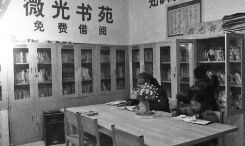 農(nóng)家超市女店主開設(shè)書屋 免費(fèi)供鄉(xiāng)親們借閱(圖)