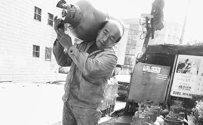 一諾千金 農民工靠扛煤氣罐資助18名孩子上學