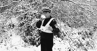 貴州綏陽交警抗凝凍吃雪堅守工作崗位成網絡紅人(圖)