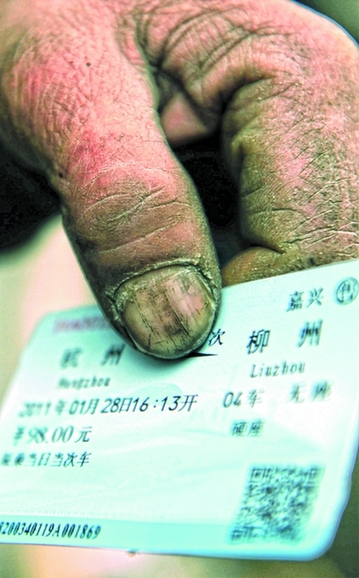 “彎腰撅臀買車票”引發口水無數 鐵路回應是國標