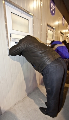 “彎腰撅臀買車票”引發(fā)口水無數(shù) 鐵路回應(yīng)是國標(biāo)