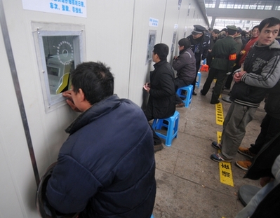 “彎腰撅臀買車票”引發口水無數 鐵路回應是國標