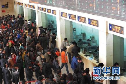 “彎腰撅臀買車票”引發口水無數 鐵路回應是國標