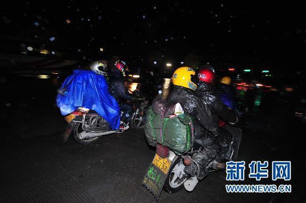 農(nóng)民工“全副武裝”騎摩托車回家過年