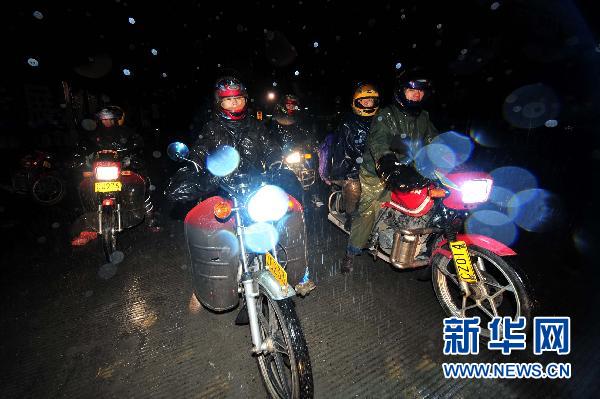 農民工“全副武裝”騎摩托車回家過年