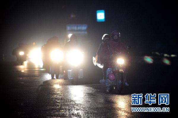 農民工“全副武裝”騎摩托車回家過年