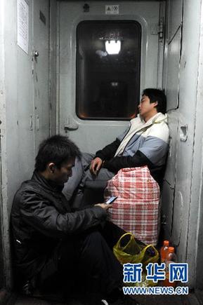 北京至漢口票面價840元的兩張火車票被炒到1400元