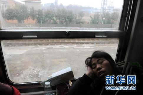 北京至漢口票面價840元的兩張火車票被炒到1400元