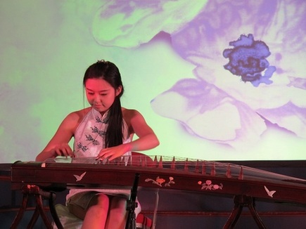 留英中國學子載歌載舞迎新春（圖）