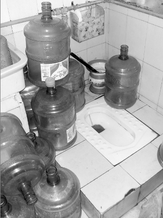 揭秘地下礦泉水加工點(diǎn):廁所里運(yùn)出“山泉”(圖)