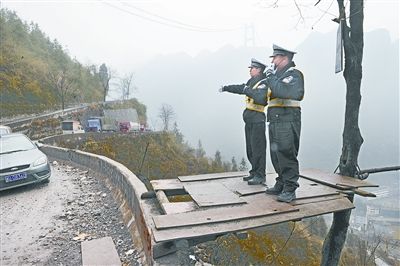 “最牛交警”懸崖上執(zhí)勤18年 省委書(shū)記登坡慰問(wèn)