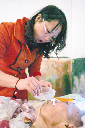 80后女大學生照顧患重病父親推遲婚期 用嘴吸痰