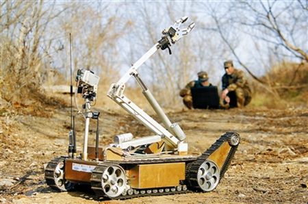 中國首個防核化機器人亮相 攜帶抗輻射攝像頭