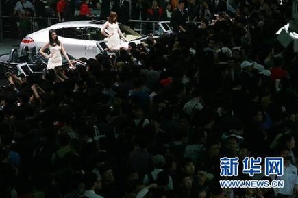 上海車展雙休日迎來(lái)超大客流（圖）