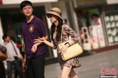 成都氣溫持續攀升 “夏日時裝秀”街頭上演