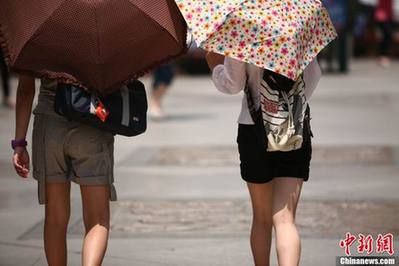 成都氣溫持續攀升 “夏日時裝秀”街頭上演