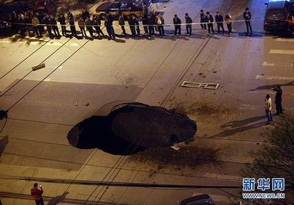 “住行安全”引關(guān)注：各地城市道路接連塌陷(組圖)