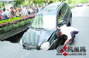 “住行安全”引關(guān)注：各地城市道路接連塌陷(組圖)