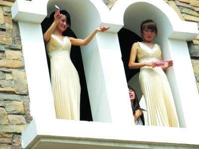 開發商請美女撒萬元現金 300人哄搶致多人受傷