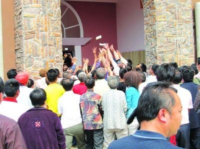 開發商請美女撒萬元現金 300人哄搶致多人受傷