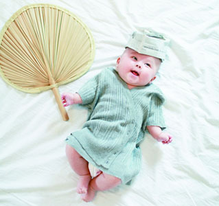 80后父母重溫童趣 嬰孩搞怪照引網友爆笑(圖)