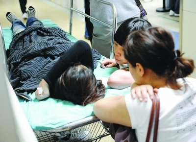 女孩跳地鐵站臺(tái)欲輕生 4節(jié)車廂滑過后生還