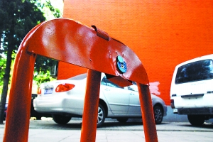 為搶車位車主無奈頻使怪招 城區(qū)停車怎一“擠”字了得