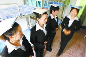 乘務員要求不比空姐差 “高姐”應聘成熱門(圖)