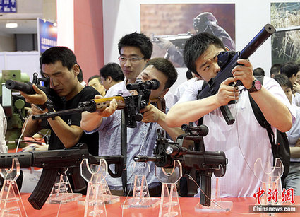 美女“警察”助陣中國國際警用裝備展（圖）