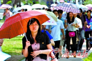 女生公務(wù)員考試超時答題 下跪哭求監(jiān)考收卷