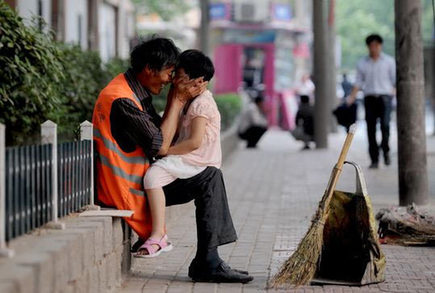 環衛工鼻吻孫女被抓拍走紅網絡(圖)