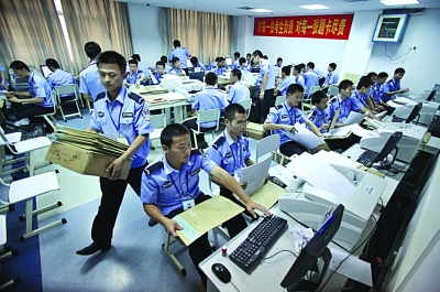 記者探訪高考閱卷“總部”：實拍試卷掃描現(xiàn)場