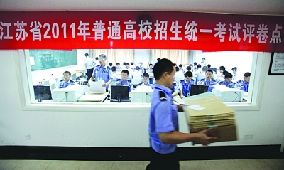 記者探訪高考閱卷“總部”：實拍試卷掃描現(xiàn)場