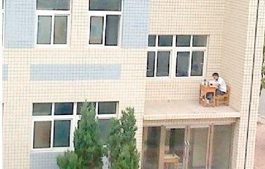 “淡定自習哥”走紅網絡(圖)