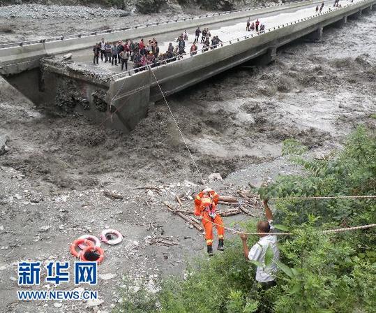 實拍：汶川映秀鎮泥石流沖毀橋梁