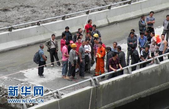 實拍：汶川映秀鎮泥石流沖毀橋梁
