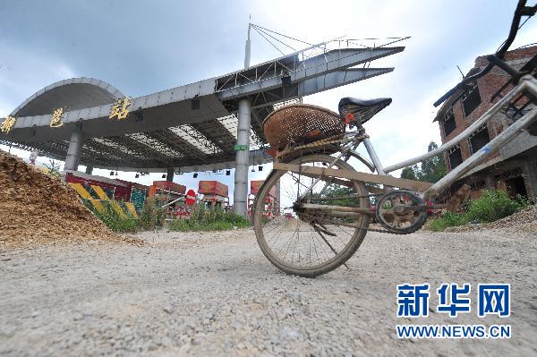 網曝廣西柳州一收費站旁驚現“山寨”收費站調查