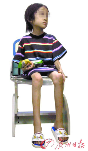 跳樓覓食女孩生母泣不成聲赴廣州 生父棄監護權