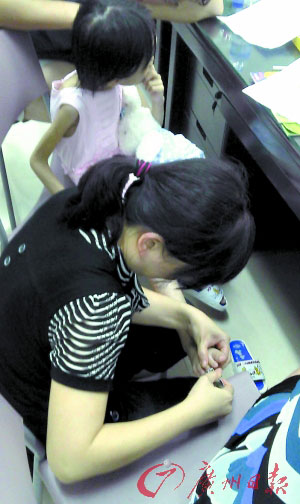 跳樓覓食女孩生母泣不成聲赴廣州 生父棄監護權