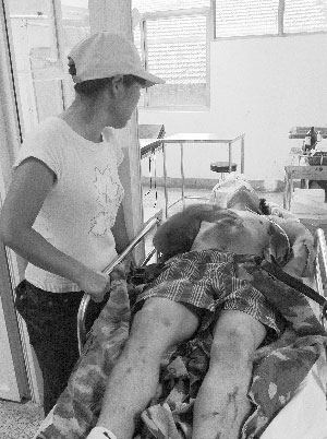 無牌保時捷凌晨撞飛環衛工 肇事者坐車離開(圖)