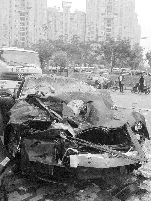 無牌保時捷凌晨撞飛環衛工 肇事者坐車離開(圖)