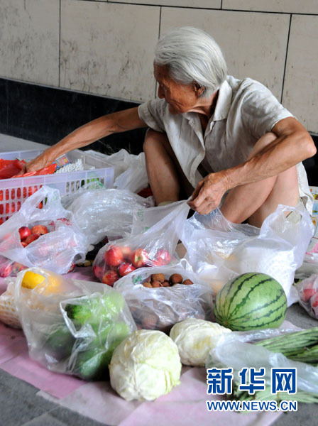 “果蔬奶奶”賣菜過活走紅網(wǎng)絡(luò) 30年僅見兒子一面