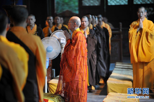 墜樓女孩妞妞醒了 會(huì)叫“爸爸媽媽”(圖)