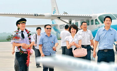 環(huán)球飛行的中國(guó)第一人：花百萬(wàn)美元購(gòu)買私人飛機(jī)(圖)