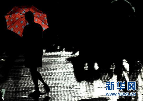 北京昨發(fā)今夏首個(gè)暴雨藍(lán)色預(yù)警 明日或中雨高溫驟降