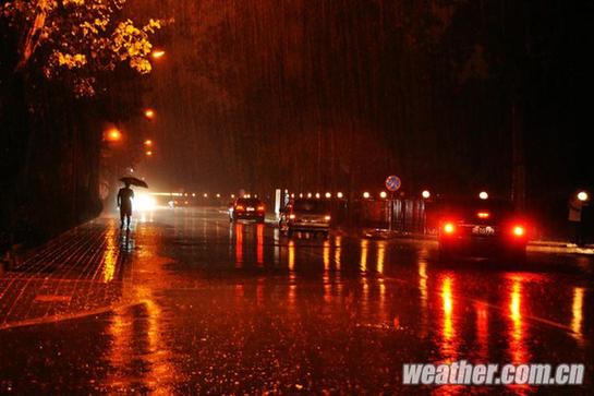 北京昨發今夏首個暴雨藍色預警 明日或中雨高溫驟降